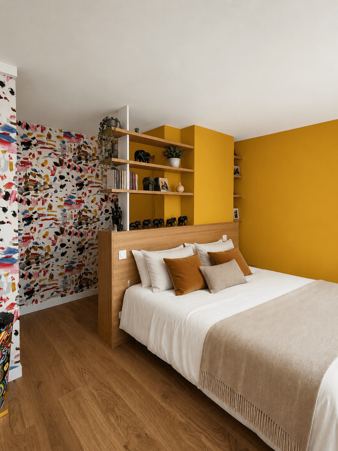 Tête de lit en placage chêne et laque avec rangement jaune moutarde intégré et papier peint multicolore, projet Larmor-Plage A4 Créations